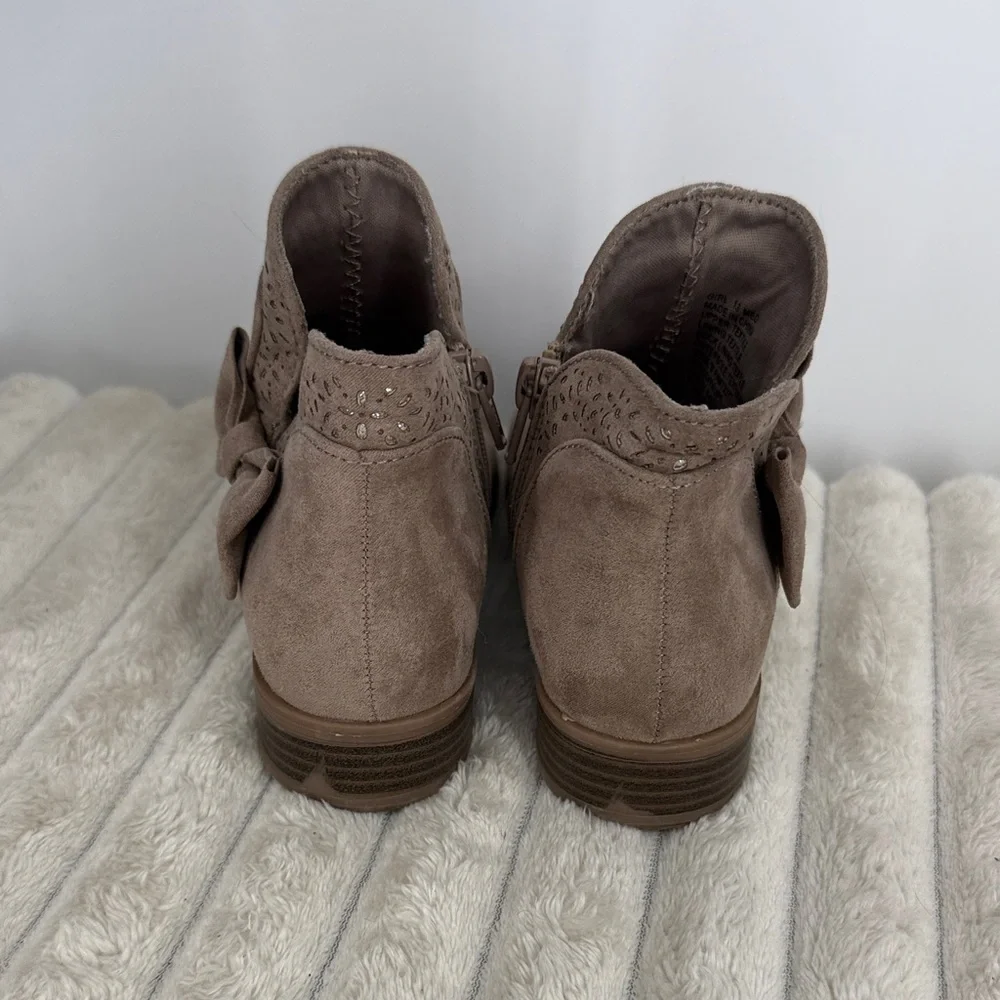 SO Taupe Suede Bow Ankle Boots - girls size 13